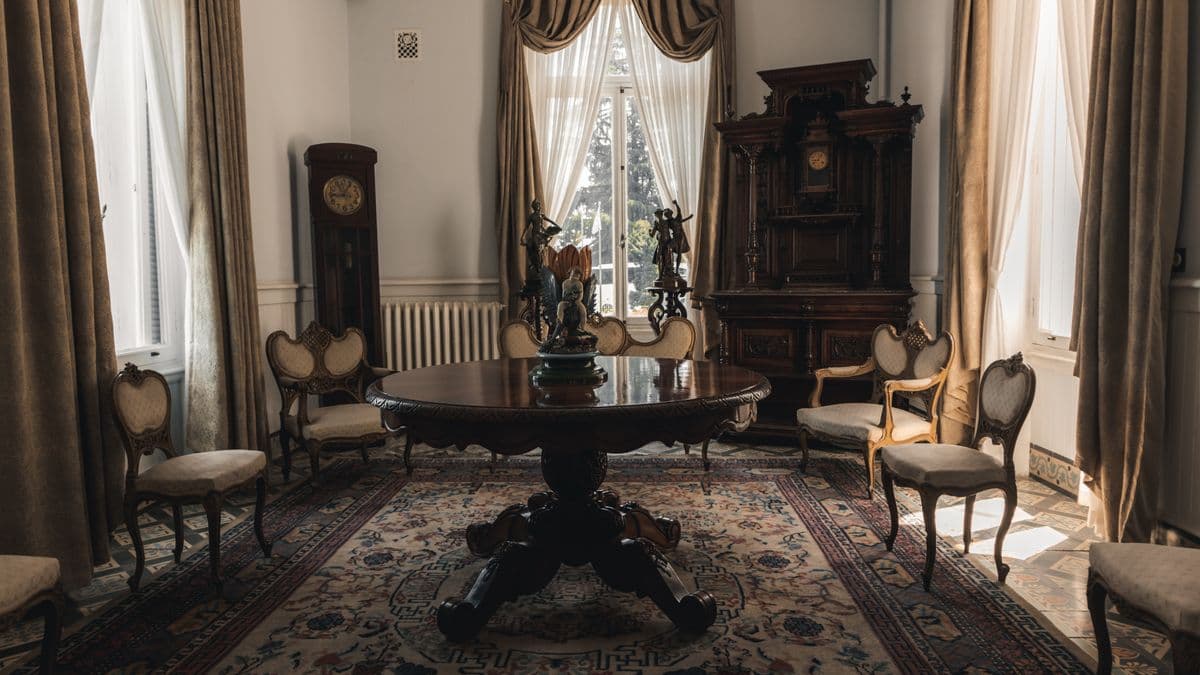 Intérieur de maison à débarrasser avec mobilier de valeur — Long Débarras Lorraine