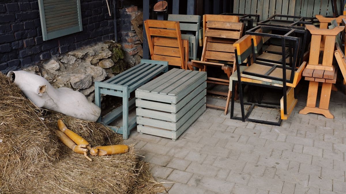 Meubles et objets triés pour le don et le recyclage après un débarras — Long Débarras Lorraine